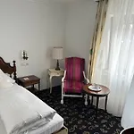 Landhaus Hotel Neuss ホテル