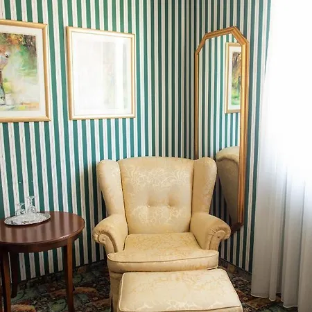 Landhaus Hotel Neuss ホテル