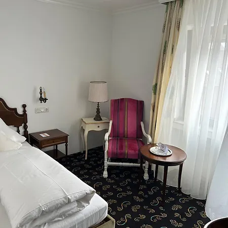 Landhaus Hotel Neuss ホテル