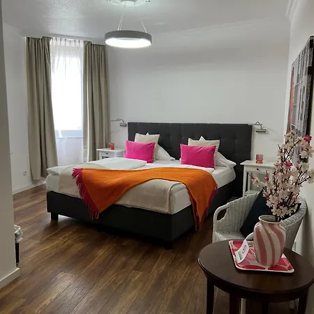 Landhaus Hotel Neuss ホテル